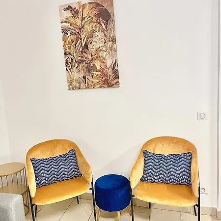 Jolie 3 Pieces Avec Terrasse Au Vieux Port, A 2 Pas Des Plages Et Du Palais. Apartment