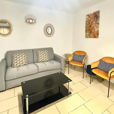 Jolie 3 Pieces Avec Terrasse Au Vieux Port, A 2 Pas Des Plages Et Du Palais. Apartment *