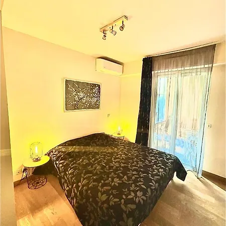 Jolie 3 Pieces Avec Terrasse Au Vieux Port, A 2 Pas Des Plages Et Du Palais. Apartment *