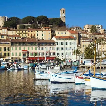 Jolie 3 Pieces Avec Terrasse Au Vieux Port, A 2 Pas Des Plages Et Du Palais.