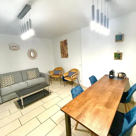 Jolie 3 Pieces Avec Terrasse Au Vieux Port, A 2 Pas Des Plages Et Du Palais. * Канни
