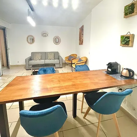 Jolie 3 Pieces Avec Terrasse Au Vieux Port, A 2 Pas Des Plages Et Du Palais. * Канни