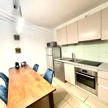 Jolie 3 Pieces Avec Terrasse Au Vieux Port, A 2 Pas Des Plages Et Du Palais. Апартаменти