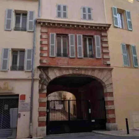 Jolie 3 Pieces Avec Terrasse Au Vieux Port, A 2 Pas Des Plages Et Du Palais. Канни