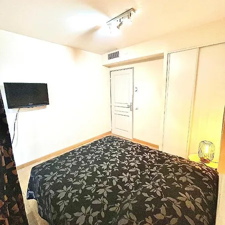 Jolie 3 Pieces Avec Terrasse Au Vieux Port, A 2 Pas Des Plages Et Du Palais. Апартаменти